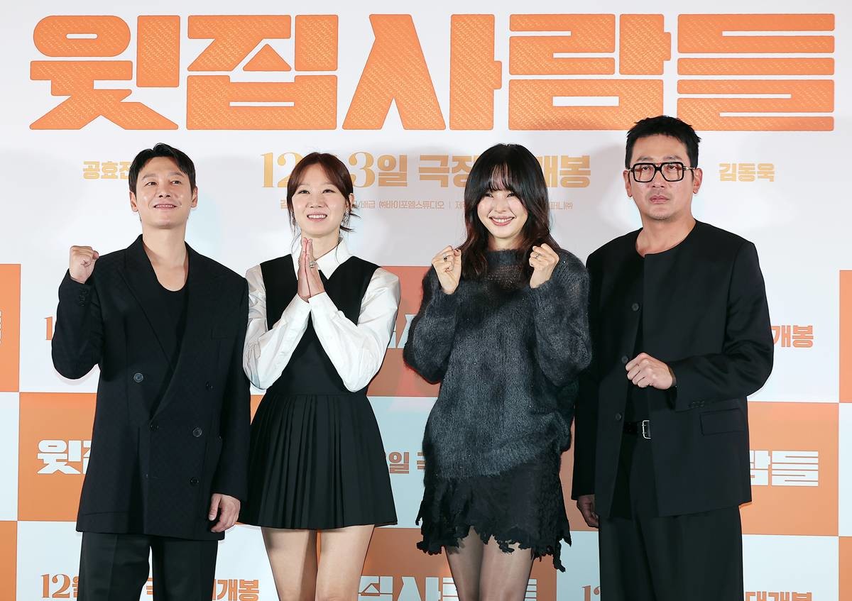 배우 김동욱(왼쪽부터), 공효진, 이하늬, 감독 겸 배우 하정우가 지난 11월 25일 오후 서울 강남구 메가박스 코엑스에서 열린 영화 ‘윗집 사람들’ 기자간담회에 참석해 포즈를 취하고 있다 / 뉴스1