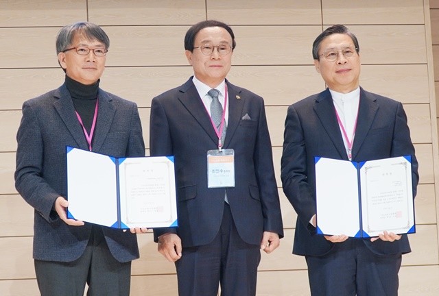 전문위원 위촉 권지성 교수, 최인수 총회장, 장헌일 원장(왼쪽부터)