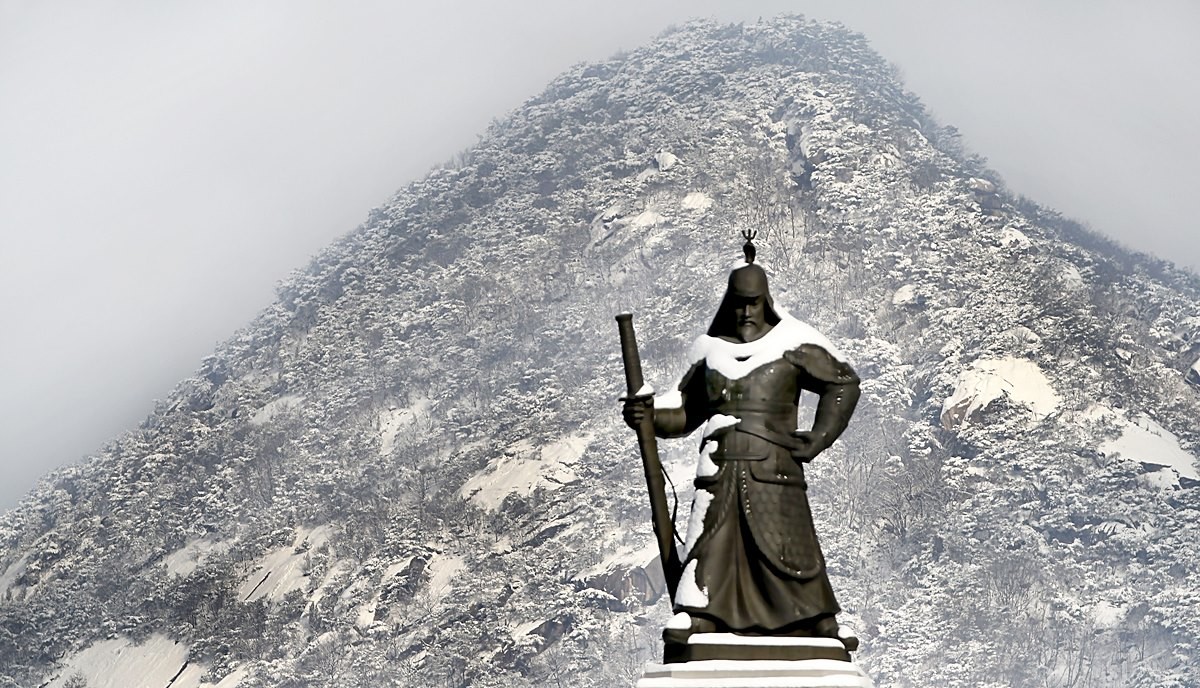 눈이 내린 서울 광화문 일대 모습. 기사 이해를 돕기 위한 자료 사진이다. 서울시는 목요일인 4일 오후 6∼8시 서울에 1∼5㎝의 첫눈이 내릴 것으로 예보됨에 따라 이날 오후 2시부터 강설 대응 1단계를 발령하고 제설 비상근무에 돌입한다고 밝혔다.     / 연합뉴스