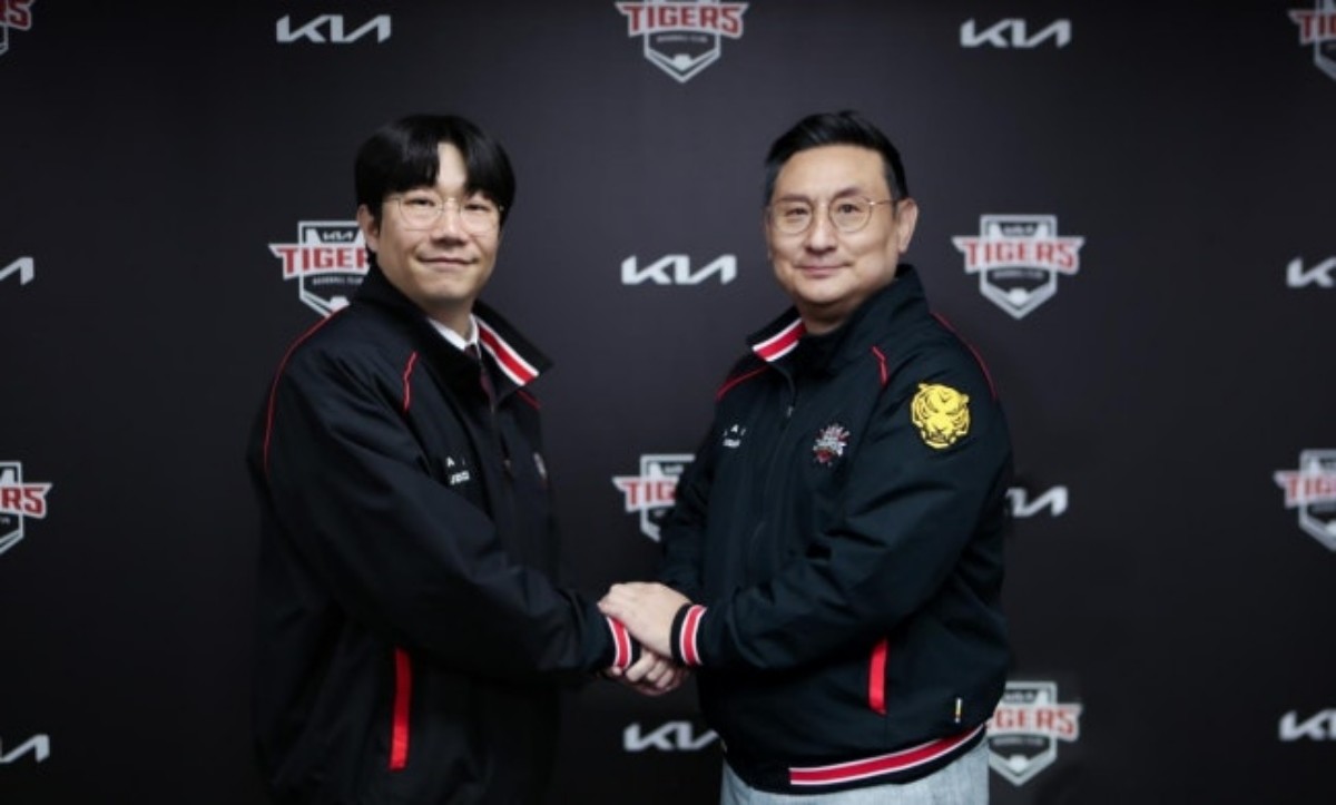 FA 계약한 양현종과 KIA 심재학 단장 / KIA 타이거즈 제공
