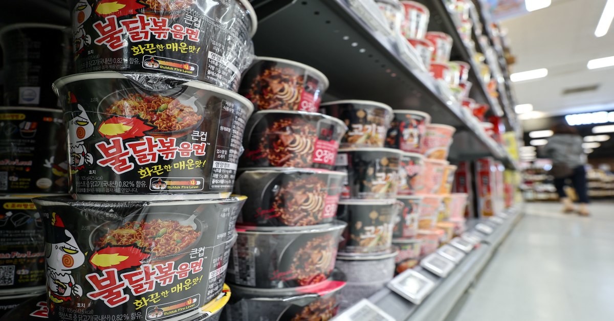 서울 시내 한 대형마트에 진열된 삼양식품의 불닭볶음면 / 뉴스1