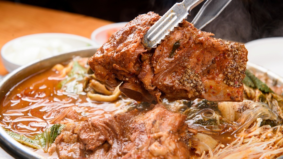 감자탕 / photohwan-shutterstock.com