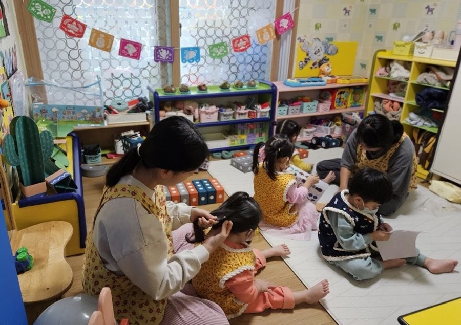 영천시 아이행복도우미가 아동들을 보육하고 있다. / 영천시 제공