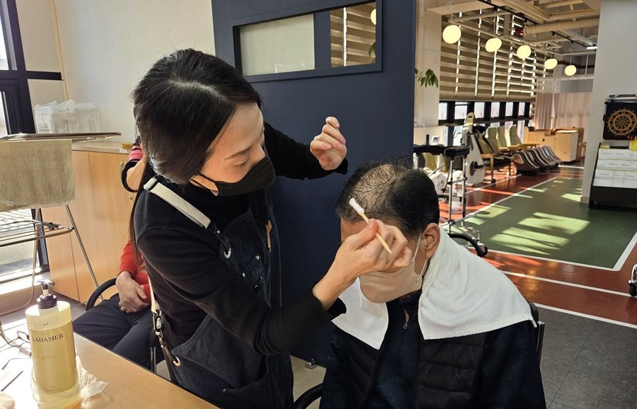 영진전문대 메디컬K뷰티과 재학생이 지역 재가노인돌봄센터에서 어르신들을 위한 뷰티 봉사를 펼치고 있다. / 영진전문대 제공