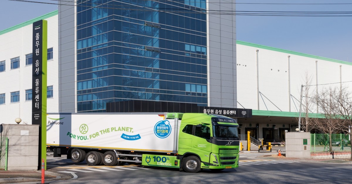 풀무원이 물류 현장에 도입한 대형 전기 트럭. / 풀무원