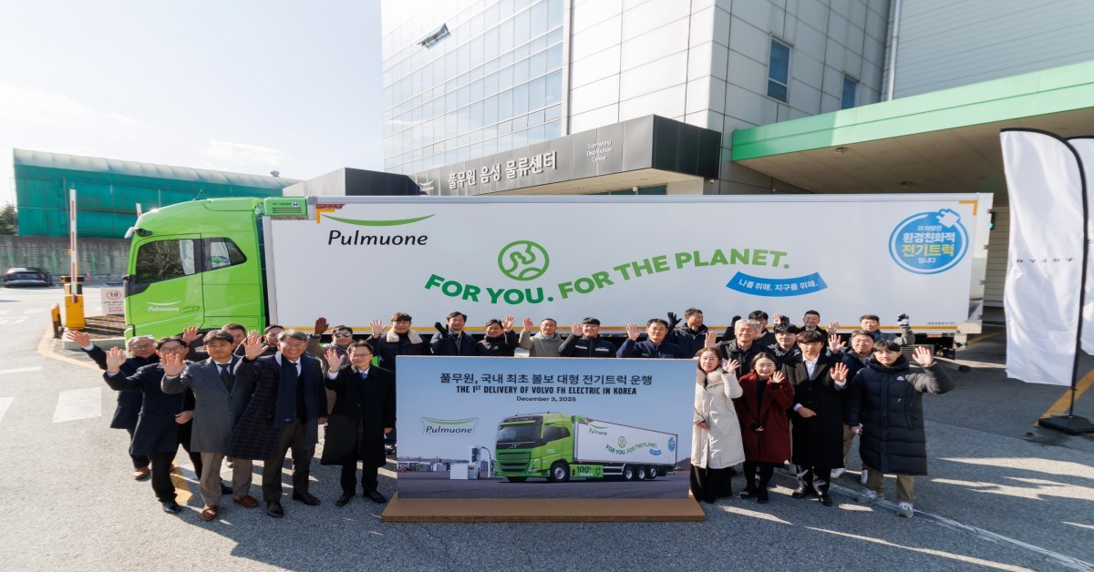 차량 인도식 참석자들이 기념 촬영을 하고 있다. / 풀무원