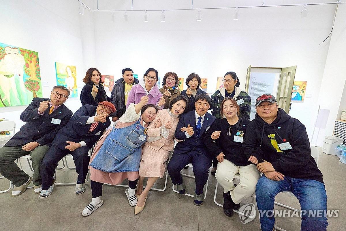 김혜경 여사가 지난 3일 경기도 양평 '어메이징 아웃사이더 아트센터'에서 열린 정은혜 작가의 개인전 '은혜로운 명화전'을 찾아 정 작가를 비롯한 관계자들과 기념촬영을 하고 있다 / 대통령실 제공, 연합뉴스