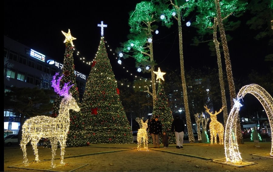 대구 북구청 광장에 설치된 조형물들이 조명으로 빛나고 있다. / 대구 북구 제공