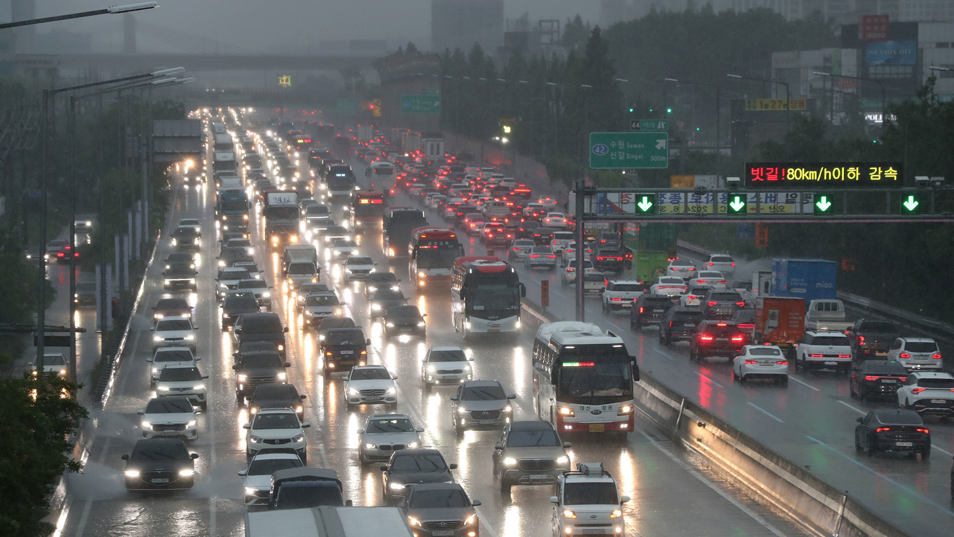 막히는 출근길 고속도로. / 뉴스1