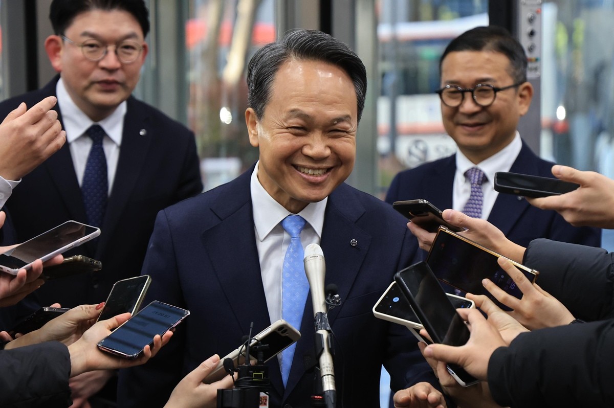 신한금융지주 차기 회장 후보인 진옥동 현 신한금융지주 회장이 4일 오전 서울 중구 신한금융지주 본사에서 열린 개별 최종 면접에 참석해 미소를 짓고 있다. / 뉴스1