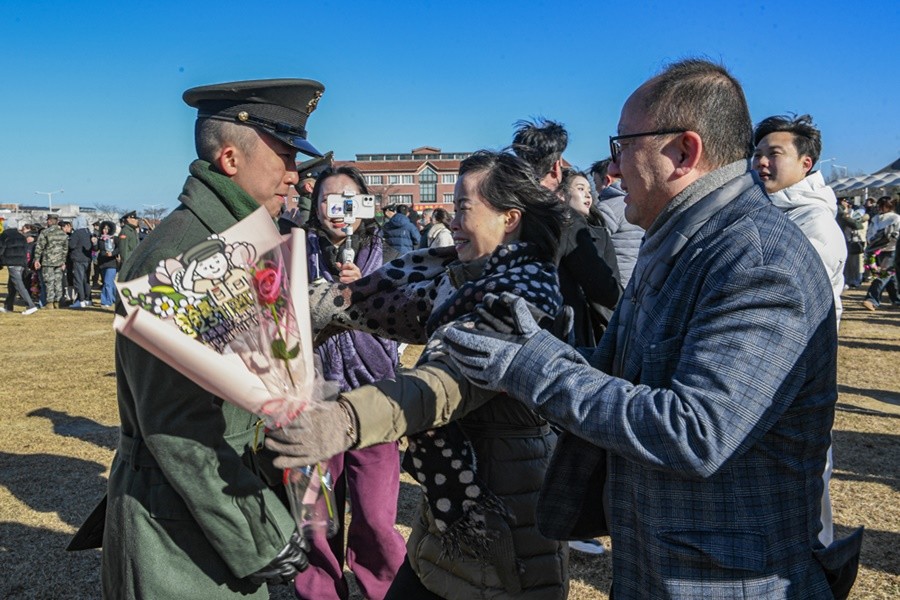 수료식에서 신병이 가족들과 수료의 기쁨을 함께 나누고 있다.