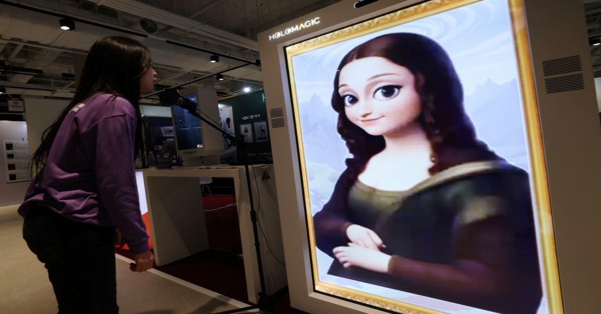 서울 강남구 코엑스에서 열린 'AI 콘텐츠 페스티벌 2025'에서 관계자가 AI 모나리자와 대화하고 있다. / 뉴스1