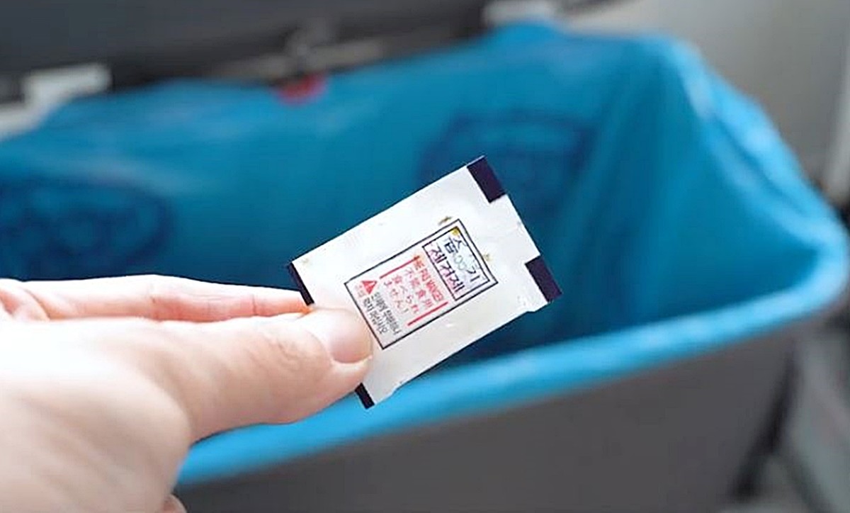 조미김에 들어 있는 습기제거제 모습. 기사 이해를 돕기 위한 자료 사진 / 유튜브 '리꼬'