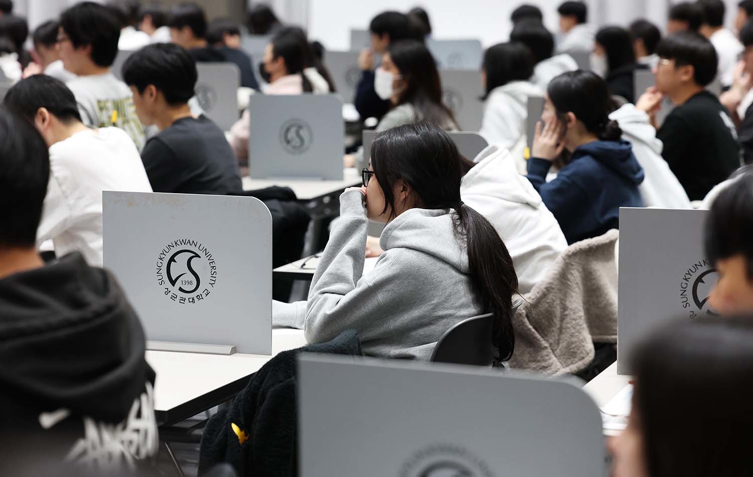 11월 16일 서울 종로구 성균관대에서 열린 2026학년도 수시모집 논술시험(수리형)에서 수험생들이 시험을 준비하고 있다. / 뉴스1