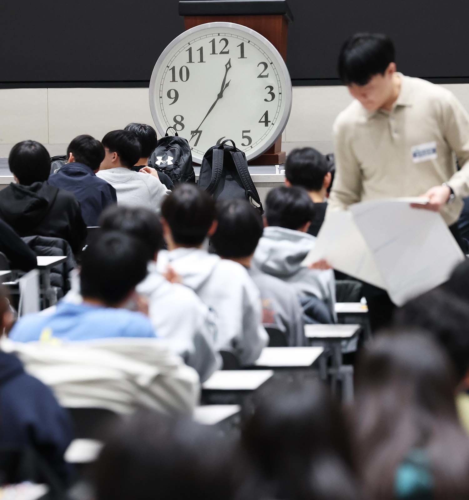 수능 후 첫 주말인 11월 16일 서울 종로구 성균관대에서 열린 2026학년도 수시모집 논술시험(수리형)에서 감독관들이 답안지를 배부하고 있다. / 뉴스1