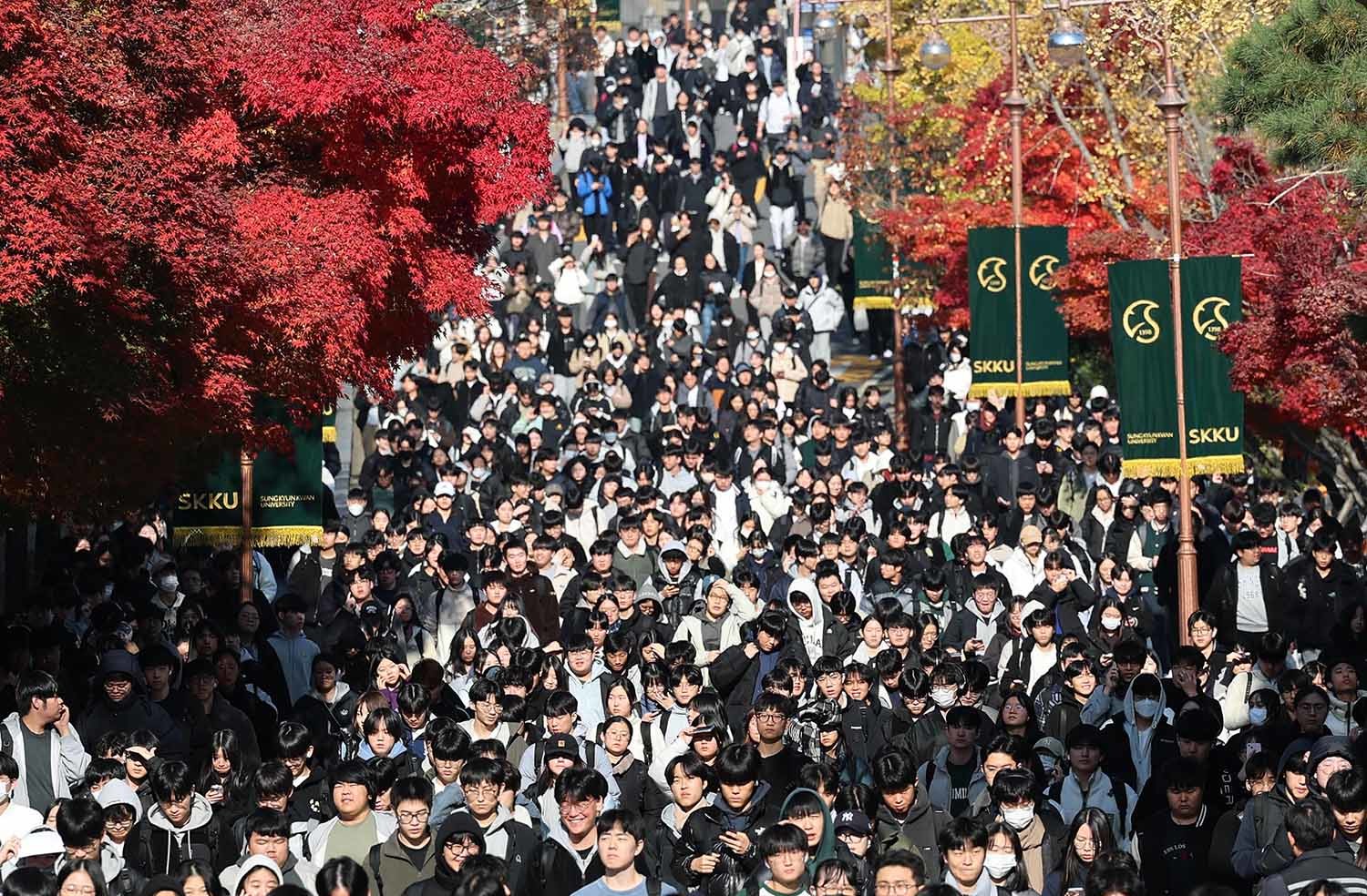 수능 후 첫 주말인 11월 16일 오전 서울 종로구 성균관대에서 열린 2026학년도 수시모집 논술시험(수리형)을 마친 수험생들이 고사장을 나서고 있다. / 뉴스1