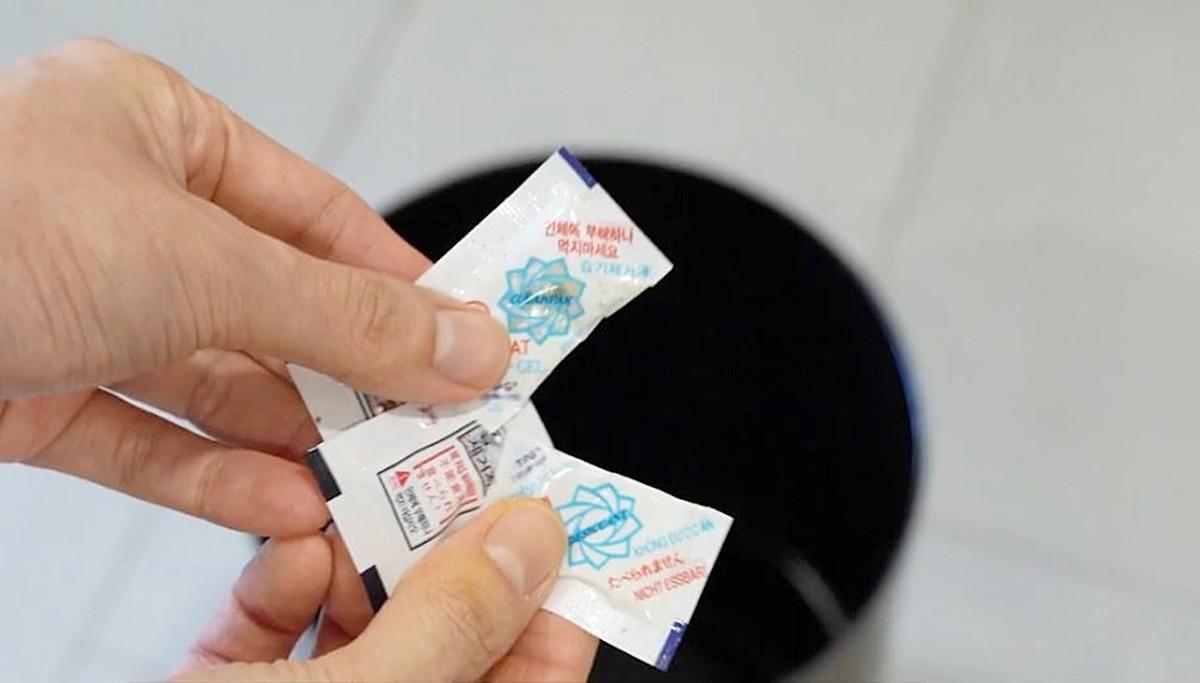 조미김에 들어 있는 습기제거제 모습. 기사 이해를 돕기 위한 자료 사진 / 유튜브 '리꼬'