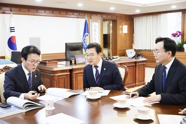 윤병태 나주시장(오른쪽)과 신정훈 국회의원(가운데)이 김민석 국무총리(왼쪽)에게 지역 현안을 설명하며 국비 지원을 요청하고 있다