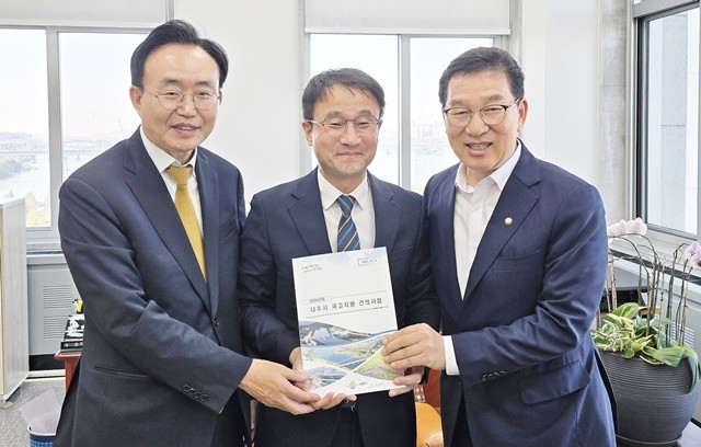 윤병태 나주시장(왼쪽)과 신정훈 국회의원(오른쪽)이 한병도 국회 예산결산특별위원장(가운데)을 만나 지역 현안을 설명하고 국회의 협조를 요청했다