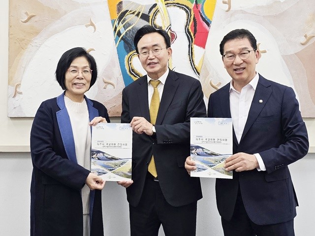 윤병태 나주시장(가운데)과 신정훈 국회의원(오른쪽)이 최민희 국회 과학기술정보방송통신위원장에게 국고지원 건의사업에 대한 지원을 요청했다