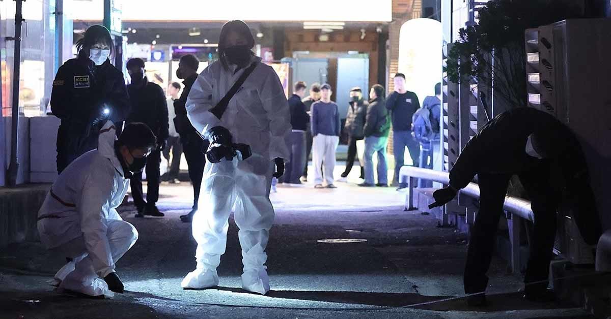 3일 오후 경남 창원시 마산회원구 합성동 한 모텔 앞에서 경찰이 현장을 살피고 있다. 이날 오후 해당 모텔에서 흉기 사건이 발생해 2명이 심정지 상태로 발견되고, 2명이 중상을 입었다. / 연합뉴스