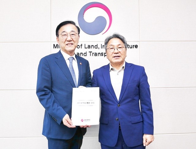 강기정 광주광역시장이 지난 10월1일 정부세종청사에서 김윤덕 국토교통부 장관을 만나 'KTX 호남선 공정운행' 등 광주시 주요 현안을 논의한 뒤 기념촬영을 하고 있다. /광주광역시 제공