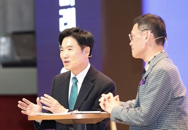 김대중 전라남도교육감이 3일 화순 하니움문화스포츠센터에서 열린 ‘2026 전남교육 주요업무계획 설명회’정책토크를 진행하며, 전남교육청이 추진 중인 헌법·의(義)교육 방향을 밝히고 있다.