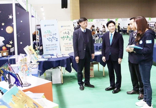 김대중 전라남도교육감이 3일 하니움문화스포츠센터에서 ‘2025 대한민국 글로컬 미래교육 작은 박람회’를 찾아, 부스를 둘러보고 있다.