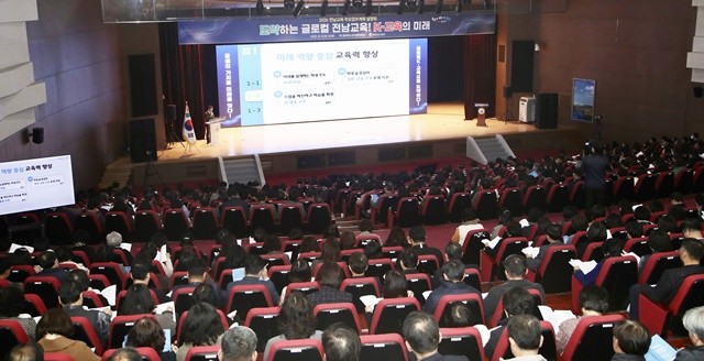 ‘2025 대한민국 글로컬 미래교육 작은 박람회’에 참여한 교육가족들이 ‘2026 전남교육 주요 업무계획’ 설명을 듣고 있다.