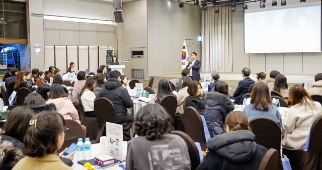 광주시교육청은 4일 서구 컨벤션홀에서 기초학력전담교사, 학습지원담당교원 및 책임교육학년 담당 교사 등 초등 교원 200여 명이 참석한 가운데 ‘기초학력·책임교육학년 운영 성과공유회’를 개최했다.