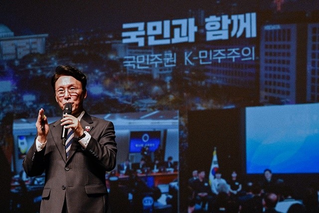 광주 서구(구청장 김이강)는 4일 서빛마루문화예술회관에서 지역 주민과 주요 인사 등이 참석한 가운데 김민석 국무총리를 초청해 국정철학을 공유하고 주민과 소통하는 ‘K-국정설명회’ 을 개최했다. 광주·전남사진기자단 제공