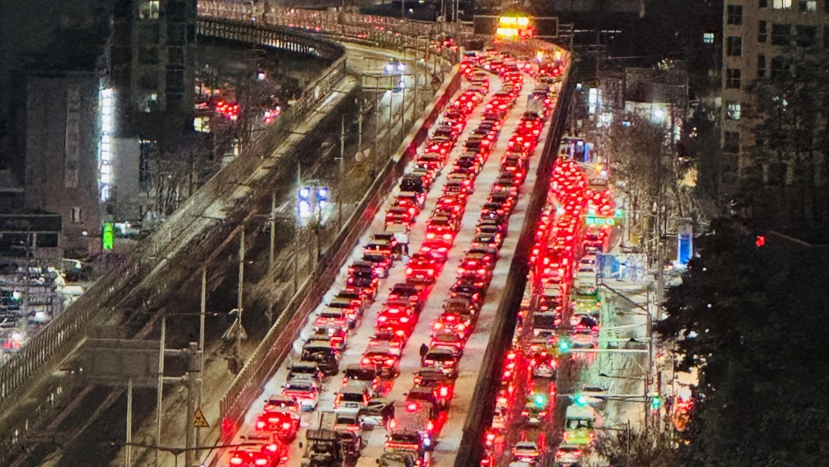 폭설이 내린 지난 4일 서울 내부순환로 정릉램프 인근에서 차들이 서행하고 있다. 이날 내린 폭설로 오후 7시를 기해 내부순환로 전구간 진입이 통제됐다. / 뉴스1
