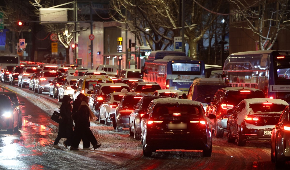 폭설이 내린 지난 4일 오후 서울 종로구 안국동 도로의 차량들이 눈길에 큰 정체를 빚고 있다 / 뉴스1