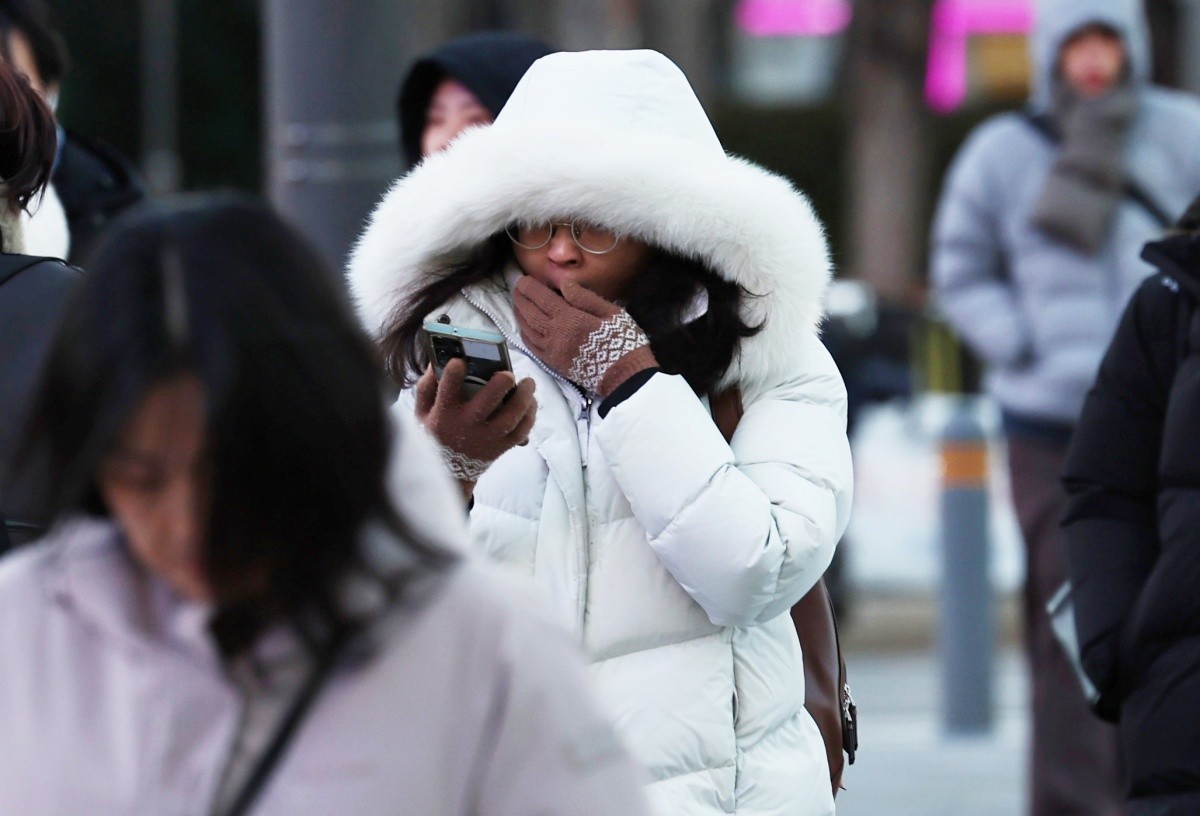 시민들이 추위 속 출근길 발걸음을 옮기고 있다. / 뉴스1