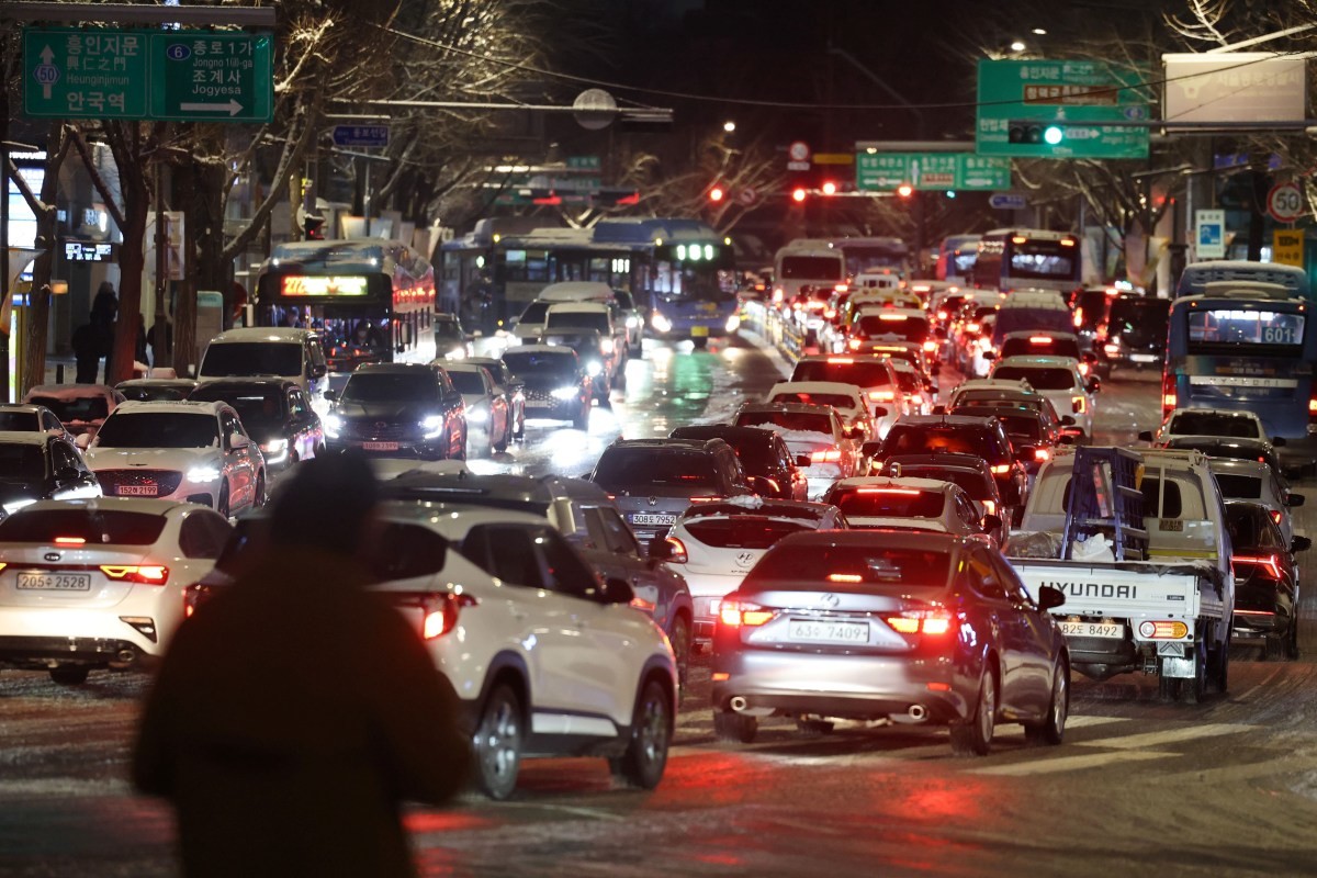 폭설이 내린 지난 4일 오후 도로의 차량들이 눈길에 큰 정체를 빚고 있다. / 뉴스1