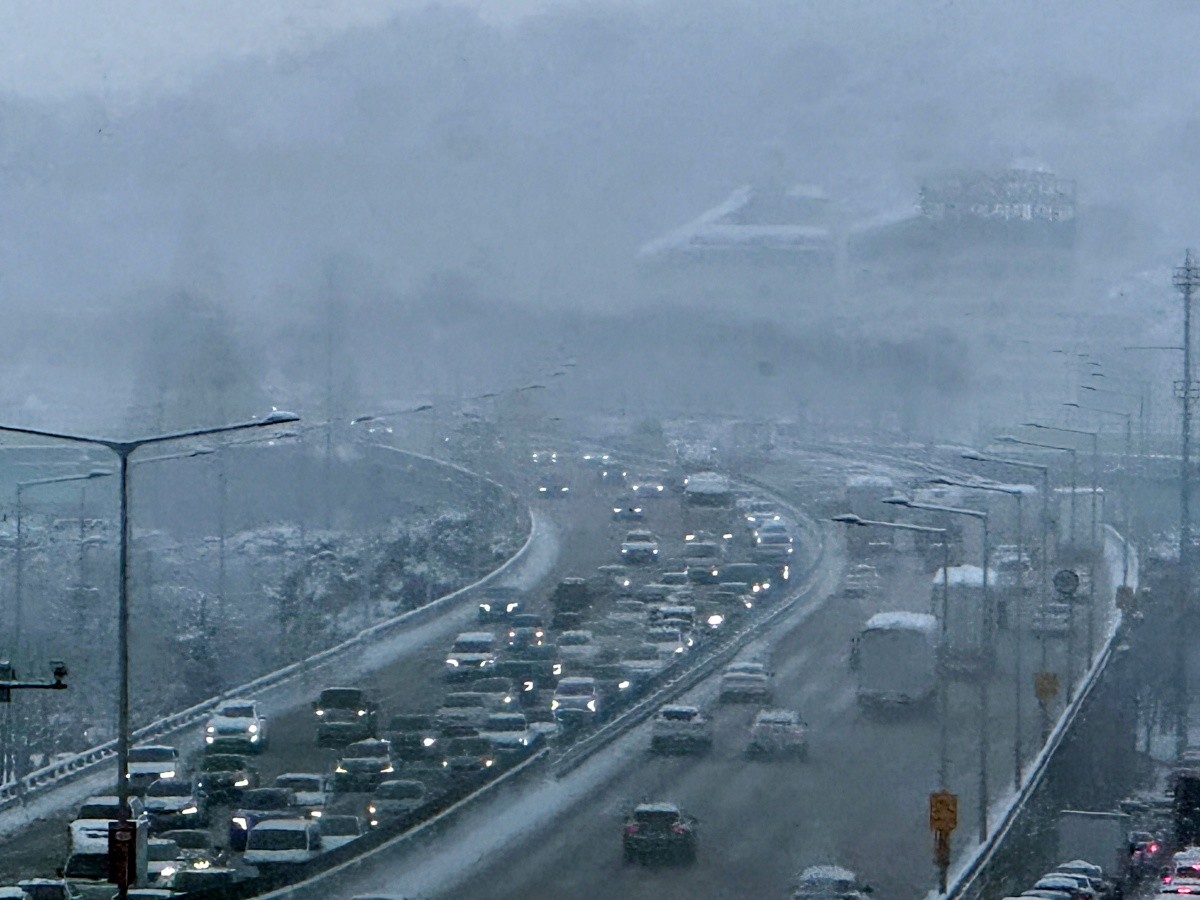 많은 눈이 내리면서 차량 정체가 이어지고 있다. 기사의 이해를 돕기 위한 사진 / 뉴스1