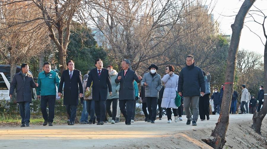 경주시 동해남부선 폐선부지 임시산책로를 걸으며 조성 현황을 살펴보고 있는 주낙영 시장과 지역 시의원, 통장, 주민들. 경주시는 지난 4일 임시개방 구간을 시민들에게 공개하고 현장 점검을 실시했다./경주시