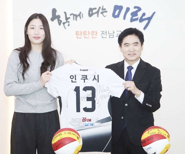 김대중 전라남도교육감과 인쿠시가 ‘희망 전남교육 명예대사’ 위촉식을 마친 뒤 기념사진 촬영을 하고 있다.