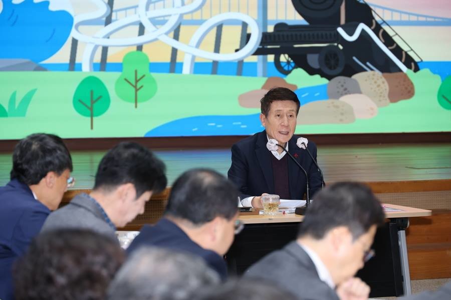 이강덕 시장 확대간부회의 주재 모습/포항시