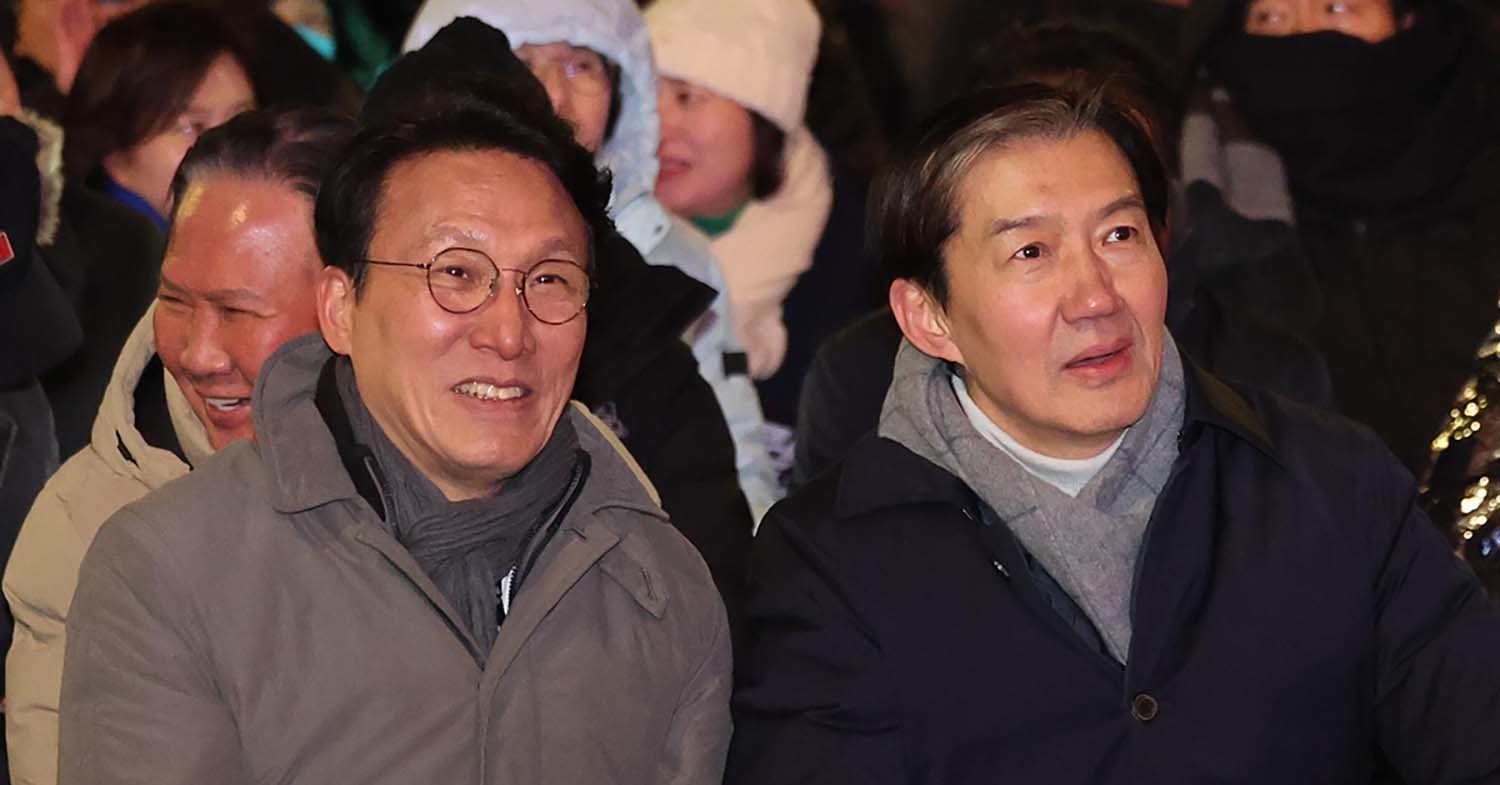 김민석 국무총리와 조국 조국혁신당 대표가 12·3 비상계엄 1년을 맞은 3일 서울 여의도 국회 앞에서 열린 '12·3 내란외환 청산과 종식, 사회대개혁 시민대행진'에 참석해 대화하고 있다. / 뉴스1