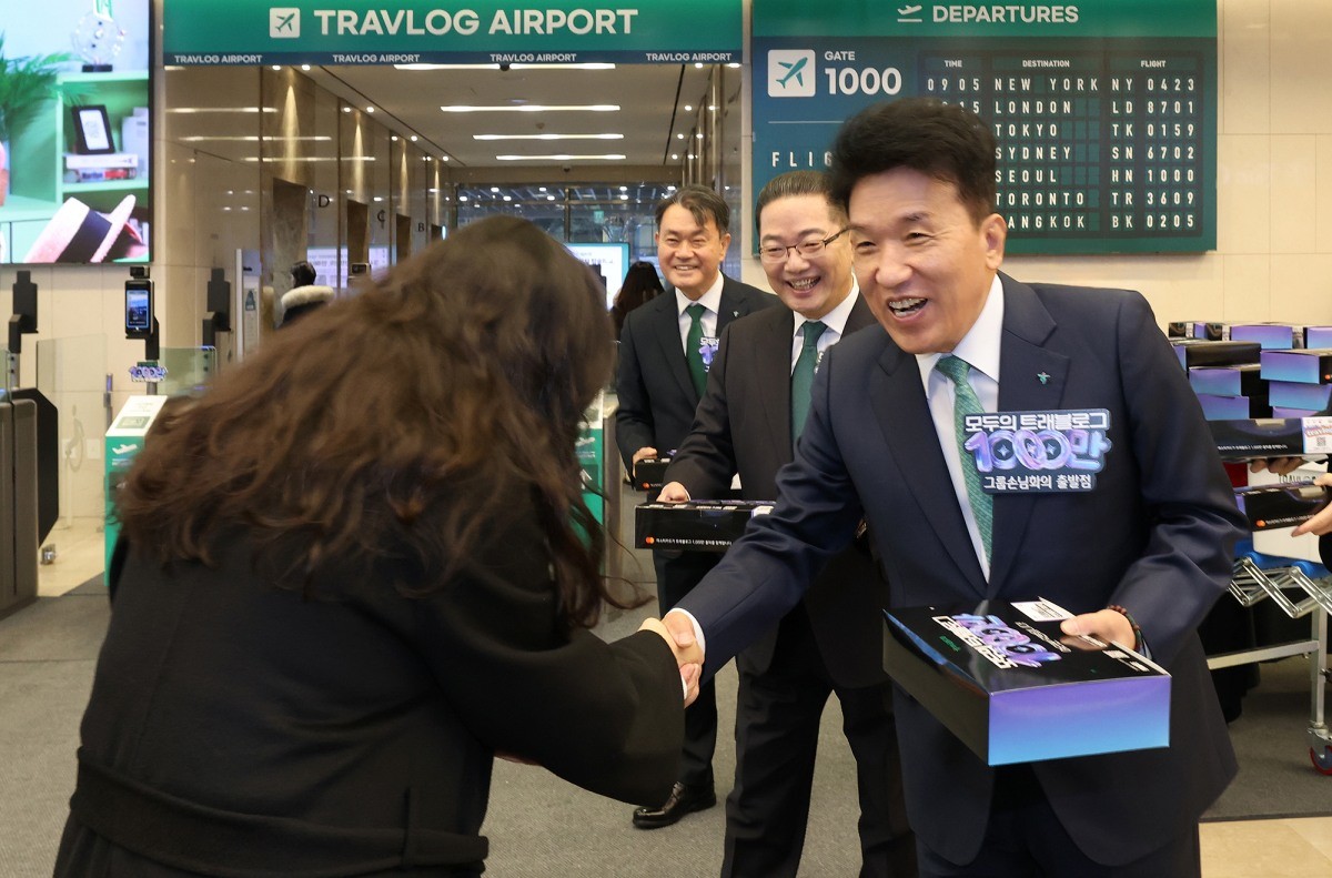 하나금융그룹은 5일 오전 하나은행 을지로 본점에서 국내 해외여행 대표 플랫폼인 '트래블로그' 서비스 가입자 '1000만 돌파 축하' 기념 행사를 가졌다. / 하나금융그룹