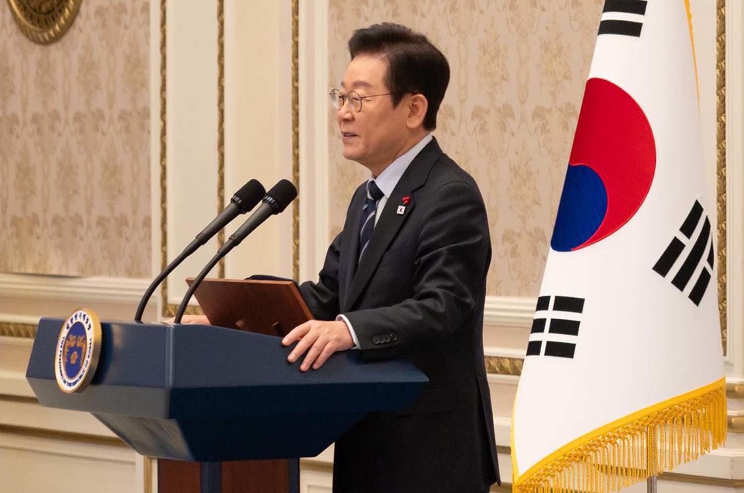 이재명 대통령이 4일 청와대 영빈관에서 열린 산업 역군 초청 오찬 행사에서 인사말을 하고 있다. / 대통령실 제공