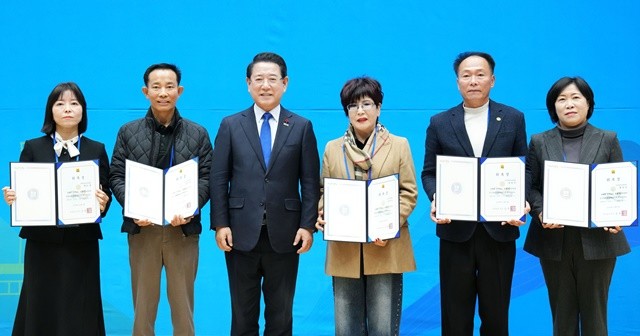 김영록 전라남도지사가 5일 도청 왕인실에서 열린 ‘2025년 정책자문위원회’에 참석해 신규 위원에게 위촉장을 수여한 뒤 기념촬영을 하고 있다.