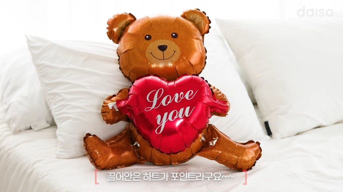 스테디셀러로 소개된 파티 풍선, 하트 곰돌이 풍선. / 유튜브 '다이소'