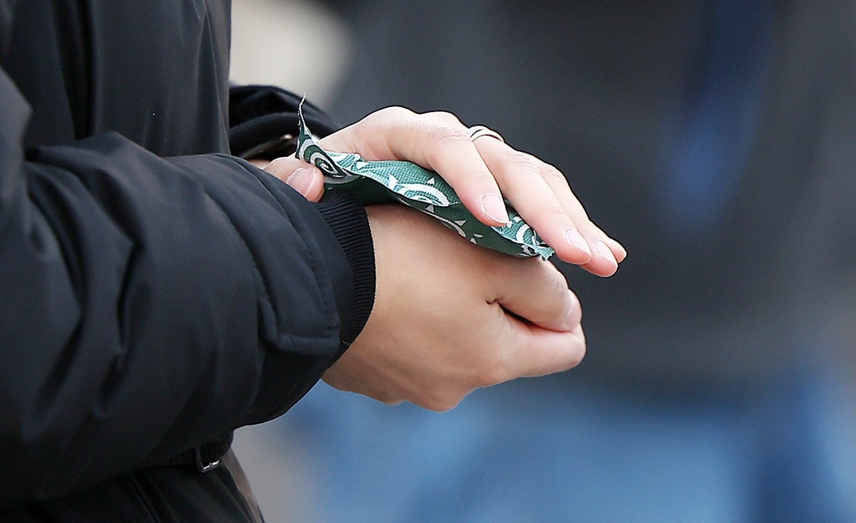 겨울철 필수품 핫팩. 한 시민이 추위를 녹이기 위해 손으로 핫팩을 감싸고 있다. 기사 이해를 돕기 위한 자료 사진 / 뉴스1