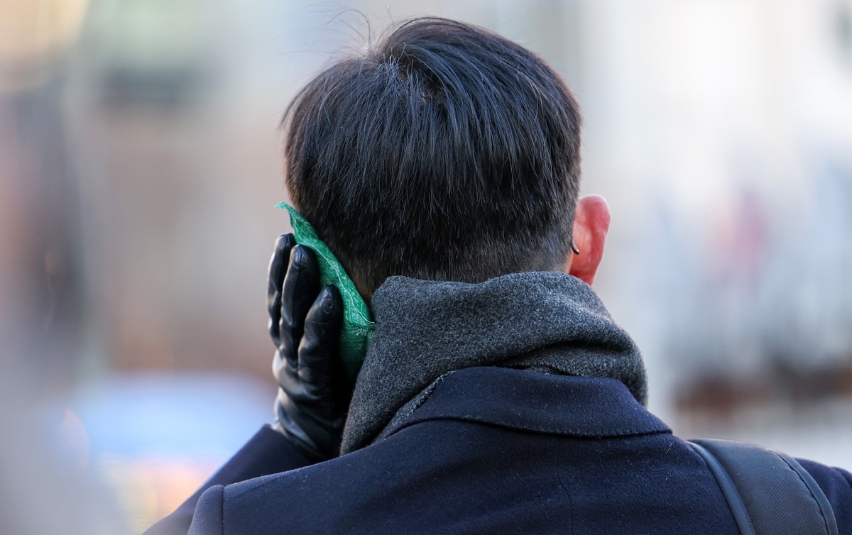 한 시민이 핫팩으로 귀를 녹이며 출근길을 서두르고 있다. 기사 이해를 돕기 위한 자료 사진 / 뉴스1