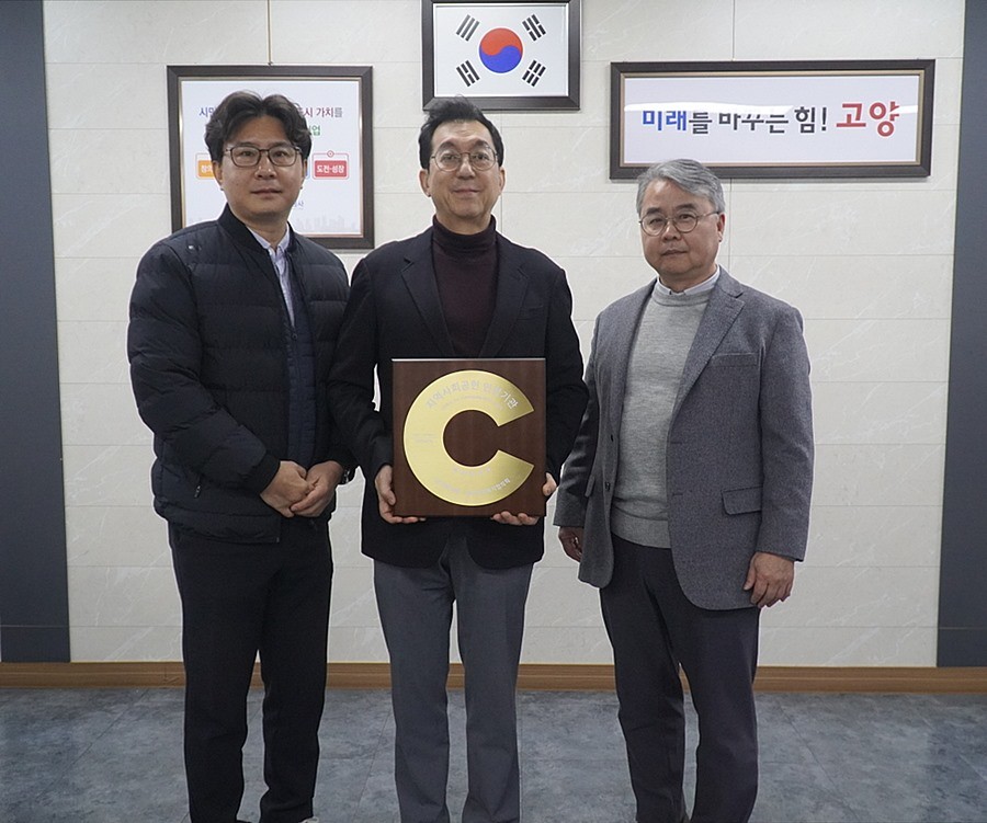 좌측부터 경영기획실 고객홍보팀 김희성 대리, 강승필 사장, 고객홍보팀 나용성 팀장