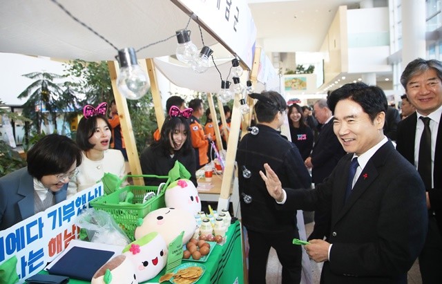 김대중 전라남도교육감과 관계자들이 5일 전남도청 1층 윤선도홀에서 열린 ‘2025년 제1회 전라남도 고향사랑 기부의 달’ 행사에 참석, 부스를 둘러보고 있다.