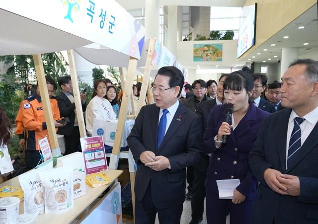 김영록 전라남도지사가 5일 도청 윤선도홀에서 열린 ‘제1회 전라남도 고향사랑 기부의 달’ 행사에 참석해 시·군 홍보관을 둘러보고 있다.
