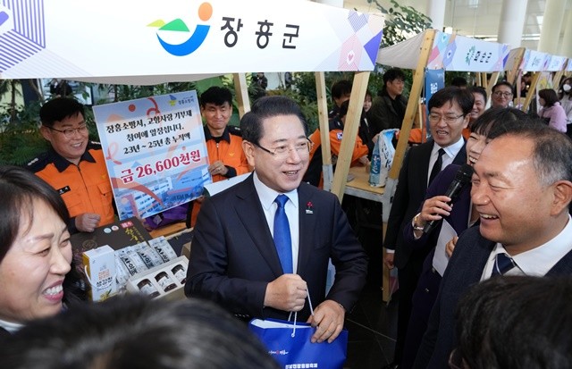 김영록 전라남도지사가 5일 도청 윤선도홀에서 열린 ‘제1회 전라남도 고향사랑 기부의 달’ 행사에 참석해 시·군 홍보관을 둘러보고 있다.